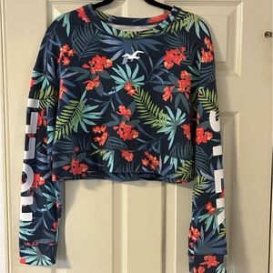 Hollister Women’s Cropped Crew Neck Size: Small